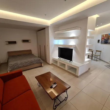 Crescent Corner Apartment *